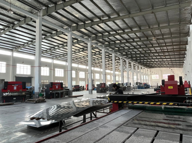 金属面板保温装饰板生产线车间图